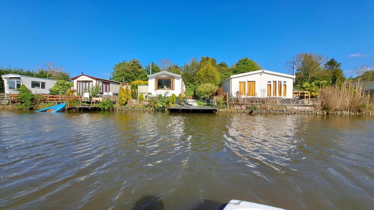 Het Witte Chalet Aan Het Water Van Monumentaal Fort Ooltgensplaat Eksteriør billede